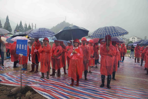 古堰畫(huà)鄉(xiāng)游客接待中心建設(shè)項(xiàng)目舉行開(kāi)工儀式