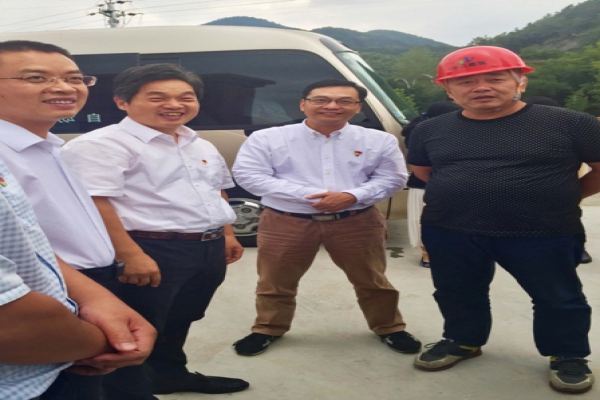 市委常委、區(qū)委書記葛學(xué)斌視察古堰畫鄉(xiāng)游客接待中心建設(shè)項(xiàng)目